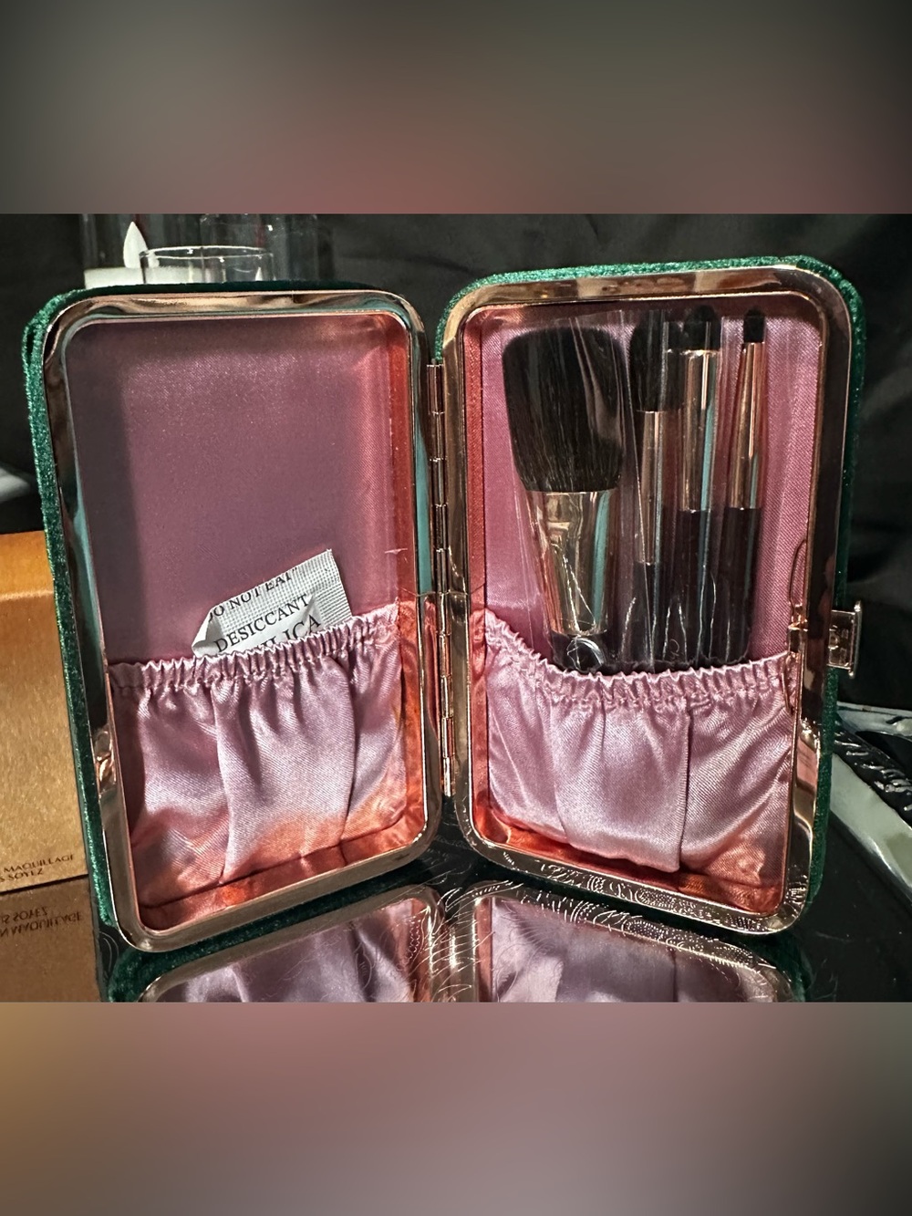 CHARLOTTE TILBURY MINI BRUSH SET in a GREEN VELVET CLUTCH - BRAND NEW in Plastic - Picture 15 of 17